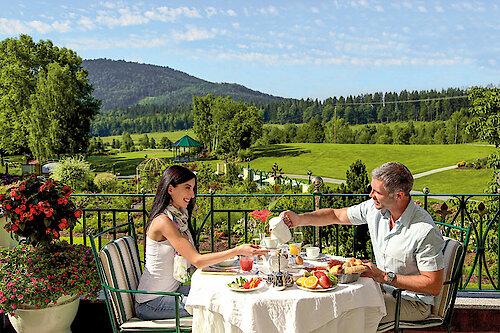 Frühstück auf der Terrasse im Wellnesshotel Mooshof